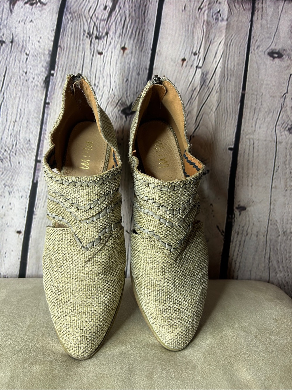 Mi.im linen tan shoes size 8. Zip back of ankle